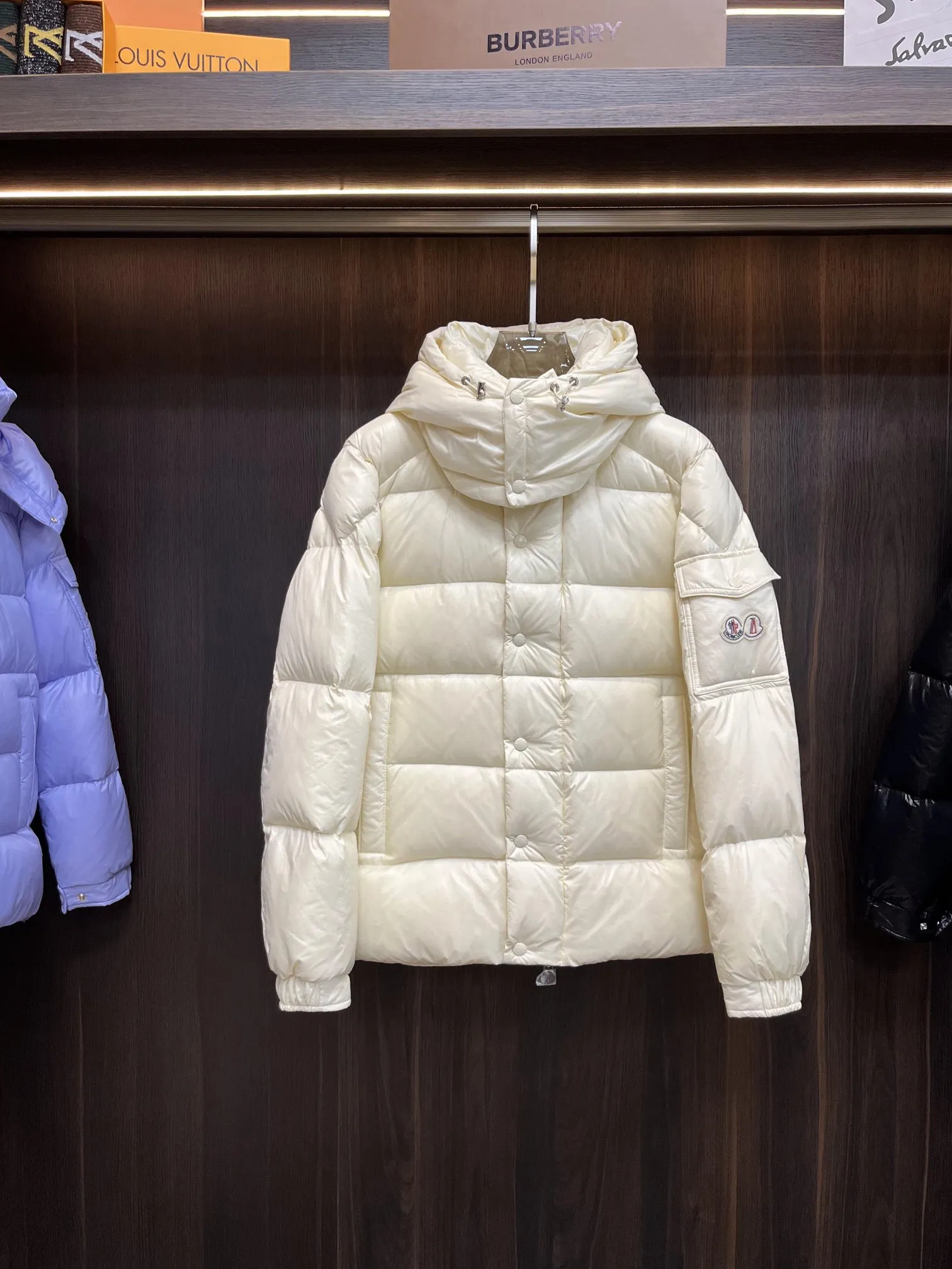 P390 Moncler/ 2026 70 、 。 DNA ， ， 。 Classic ， 、 。 Classic 70 。 Quality， 90 ，Premium Quality ， ，Black ！ Sizes M-3XL
